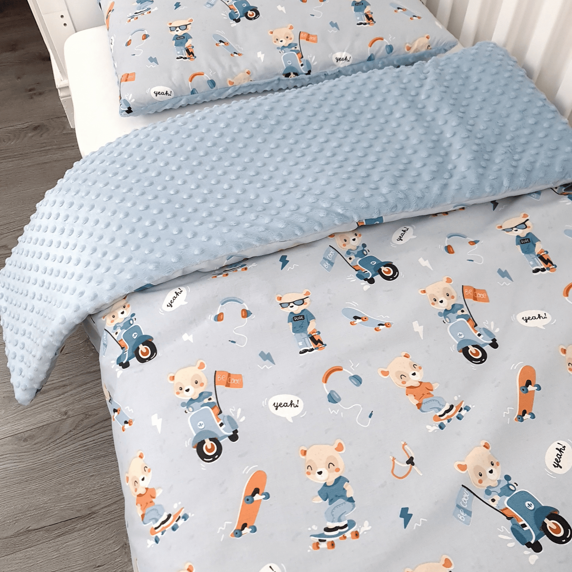 Soft and breathable cotton duvet set with plush reverse side for toddlers blue with bears pattern