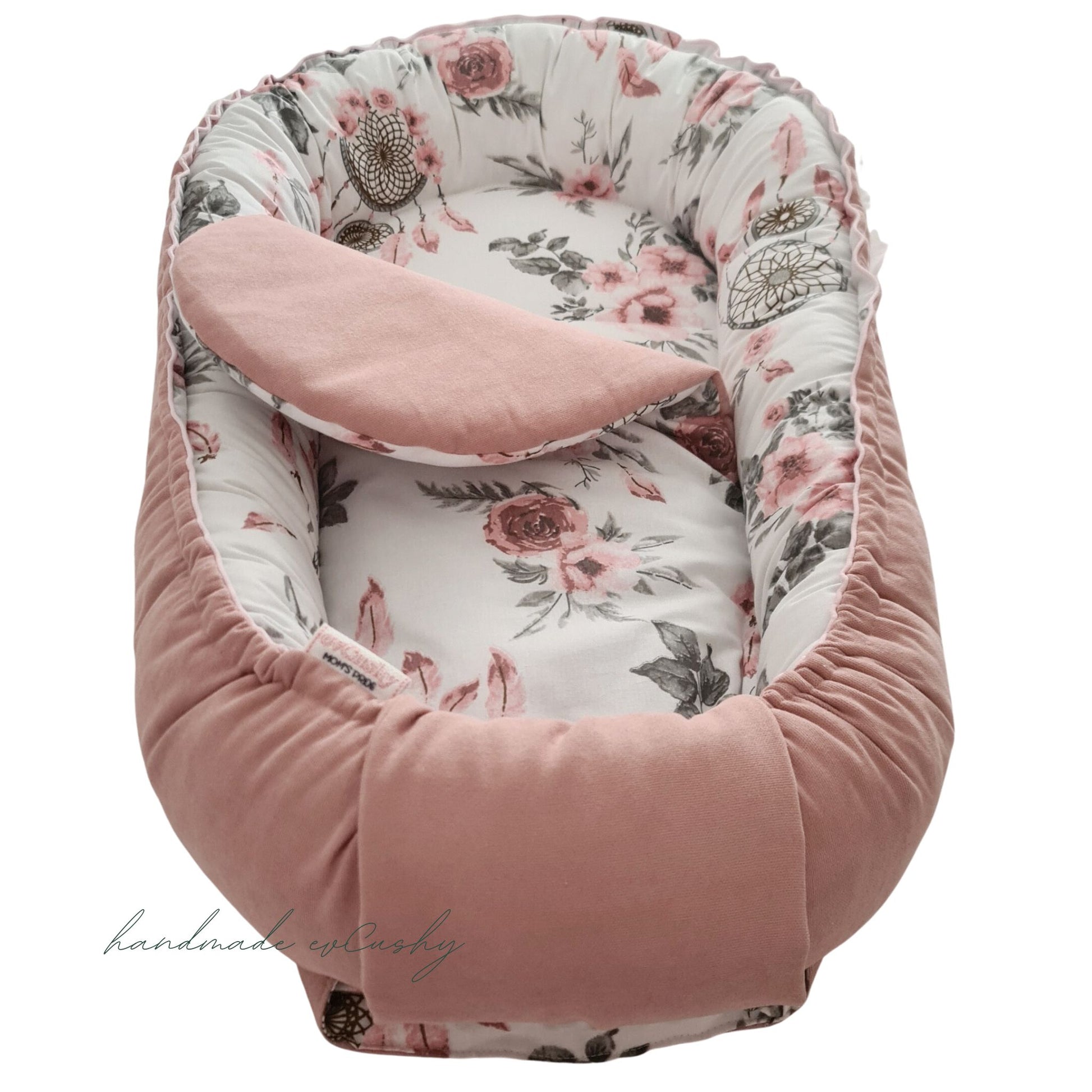 comfortable evcushy nest for infants. Suitable from Newborn till 9 months. Pink and dreams catchers