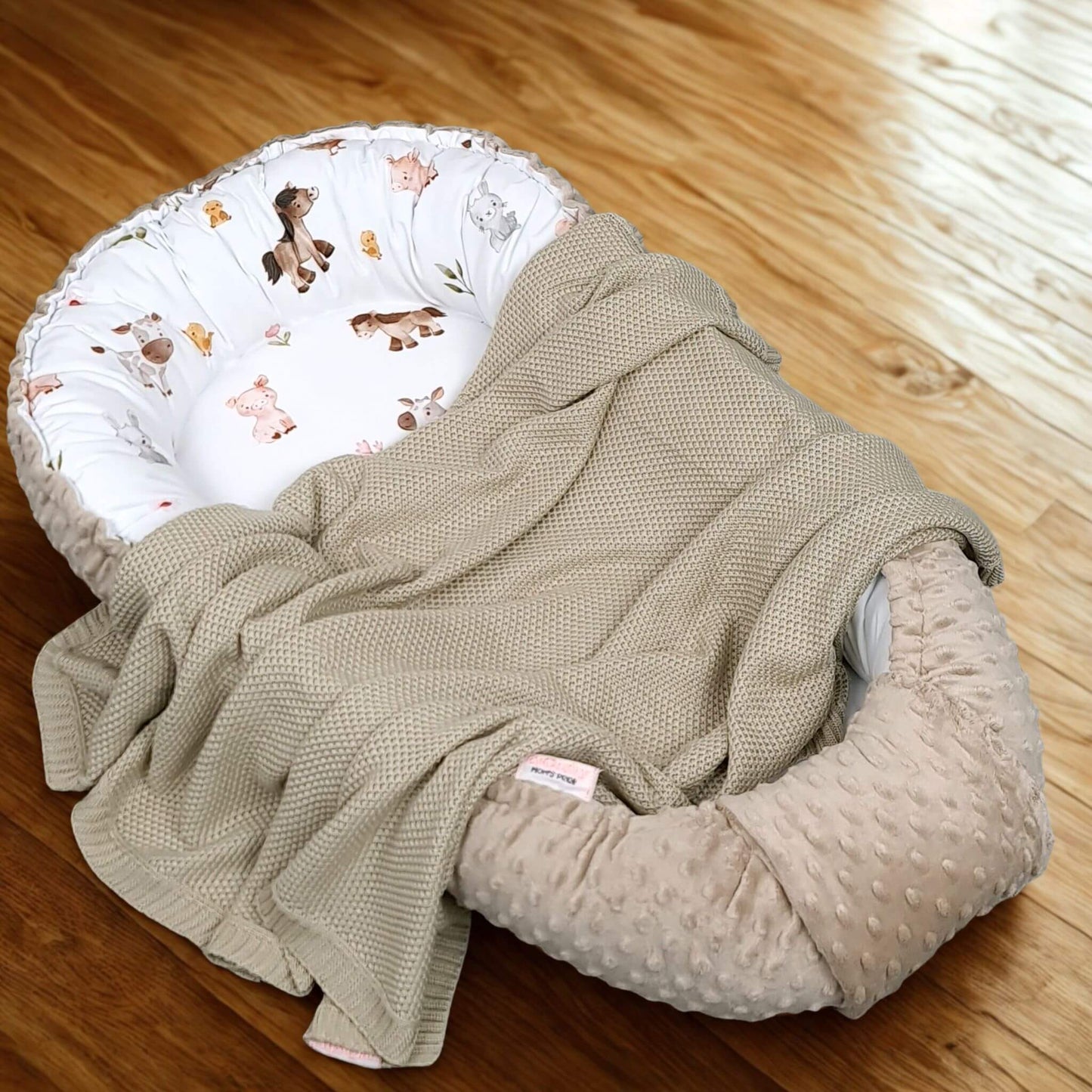 Close-up of countryside farm animals pattern on baby nest with breathable bamboo beige cellular blanket – Evcushy