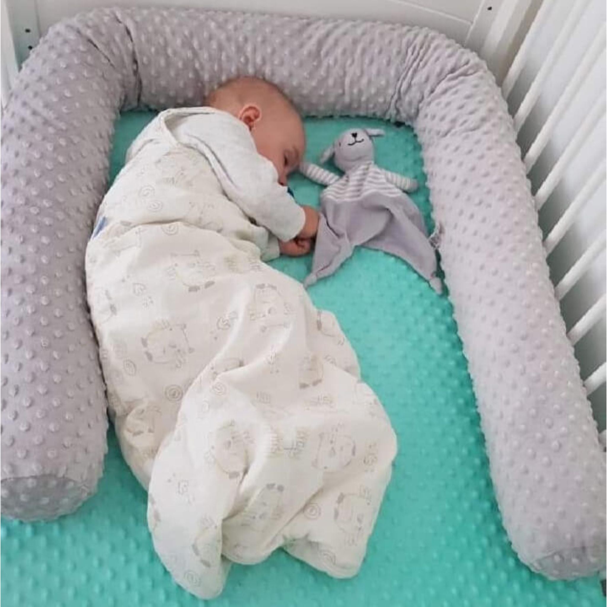 Pillow in baby discount cot